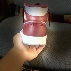 Jordan 1 cherrywood red mids